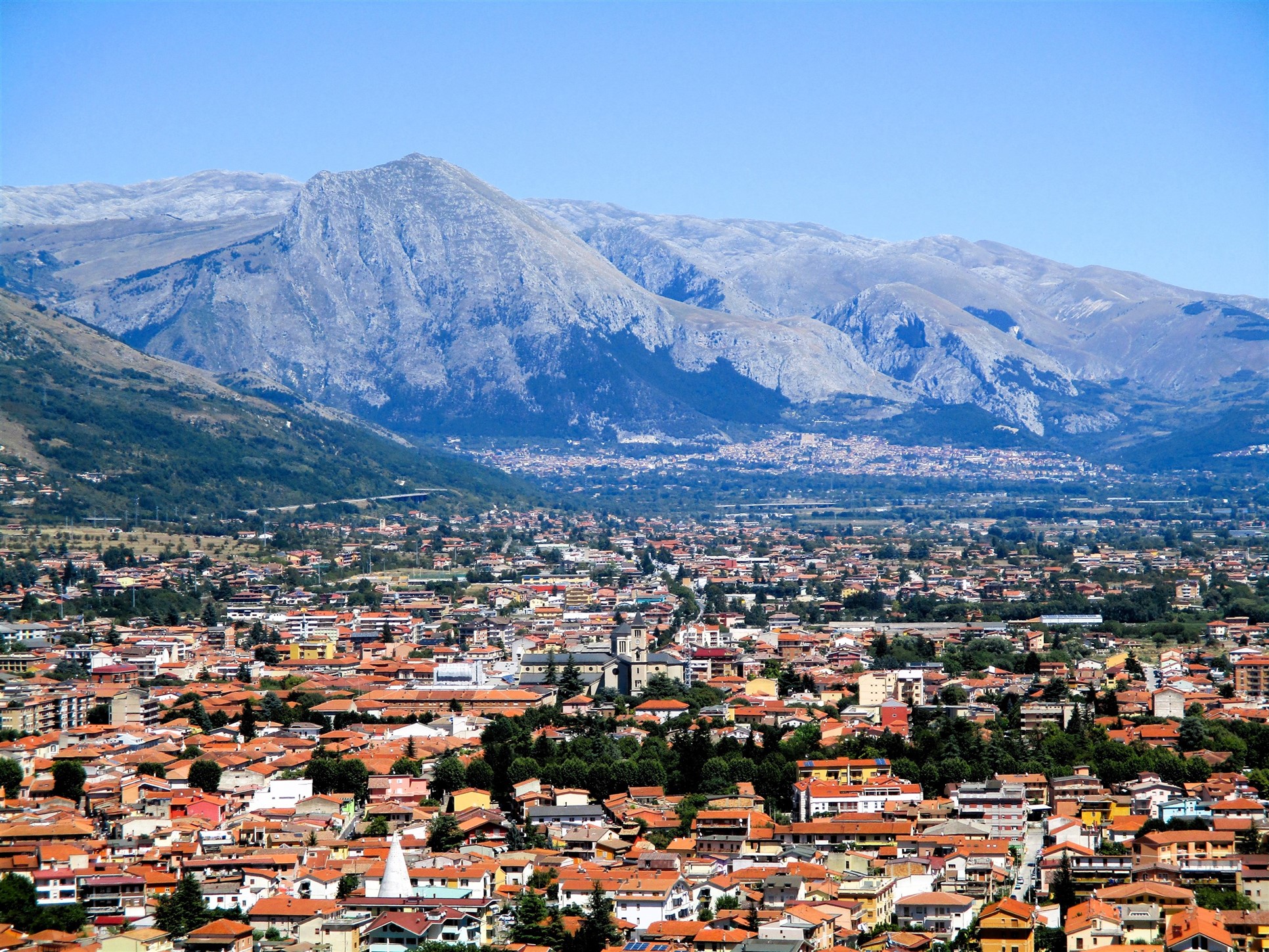 Avezzano view 2576 x 1932 1932 x 1449