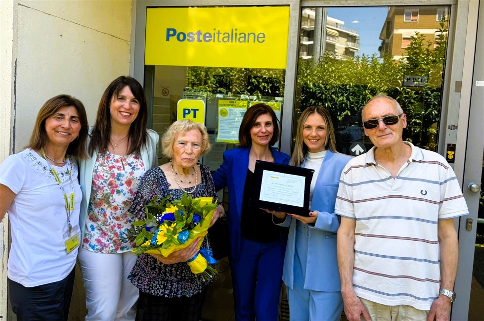 FOTO La signora Antonia Carcasole con lo staff di Poste Italiane e il figlio Vincenzo 979 x 649
