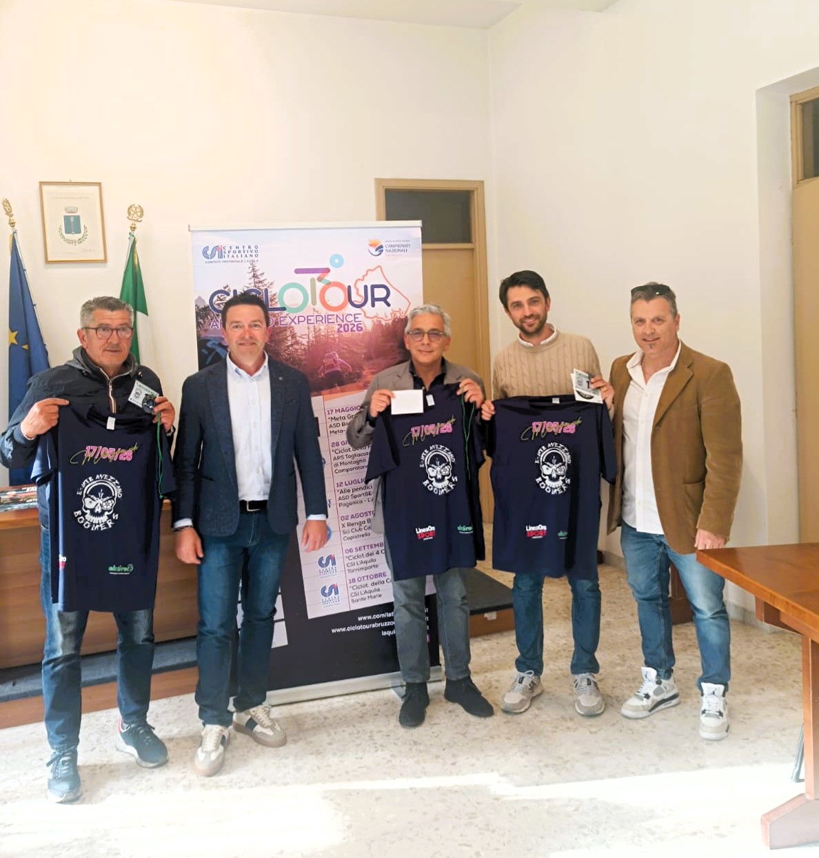 PRESENTATA LA PRIMA TAPPA DELL’ABRUZZO EXPERIENCE 2026: CONSEGNATA LA MAGLIA UFFICIALE AI SINDACI DELLA VALLE ROVETO