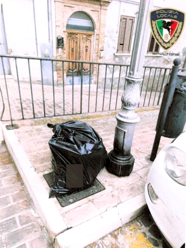 LOTTA ALL'ABBANDONO DEI RIFIUTI: LA POLIZIA LOCALE DI SPOLTORE IDENTIFICA IL RESPONSABILE GRAZIE ALLE TELECAMERE E A UNO SCONTRINO