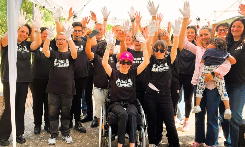 TAGLIACOZZO, EMOZIONE E INCLUSIONE CON IL CORO “MANI BIANCHE” NEL PARCO VIRGO FIDELIS