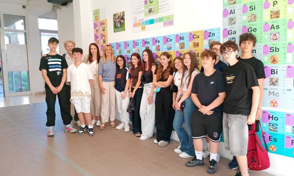 All’Istituto “Alessandrini” di Teramo una maxi Tavola Periodica per lasciare il segno: la scienza diventa patrimonio della scuola