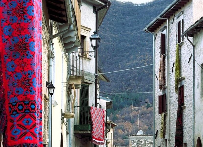 GORIANO VALLI RISCOPRE LA TRADIZIONE: TORNA "JU SBANNMEND" CON LE COPERTE ABRUZZESI AI BALCONI 154 GORIANO VALLI RISCOPRE LA TRADIZIONE: TORNA "JU SBANNMEND" CON LE COPERTE ABRUZZESI AI BALCONI