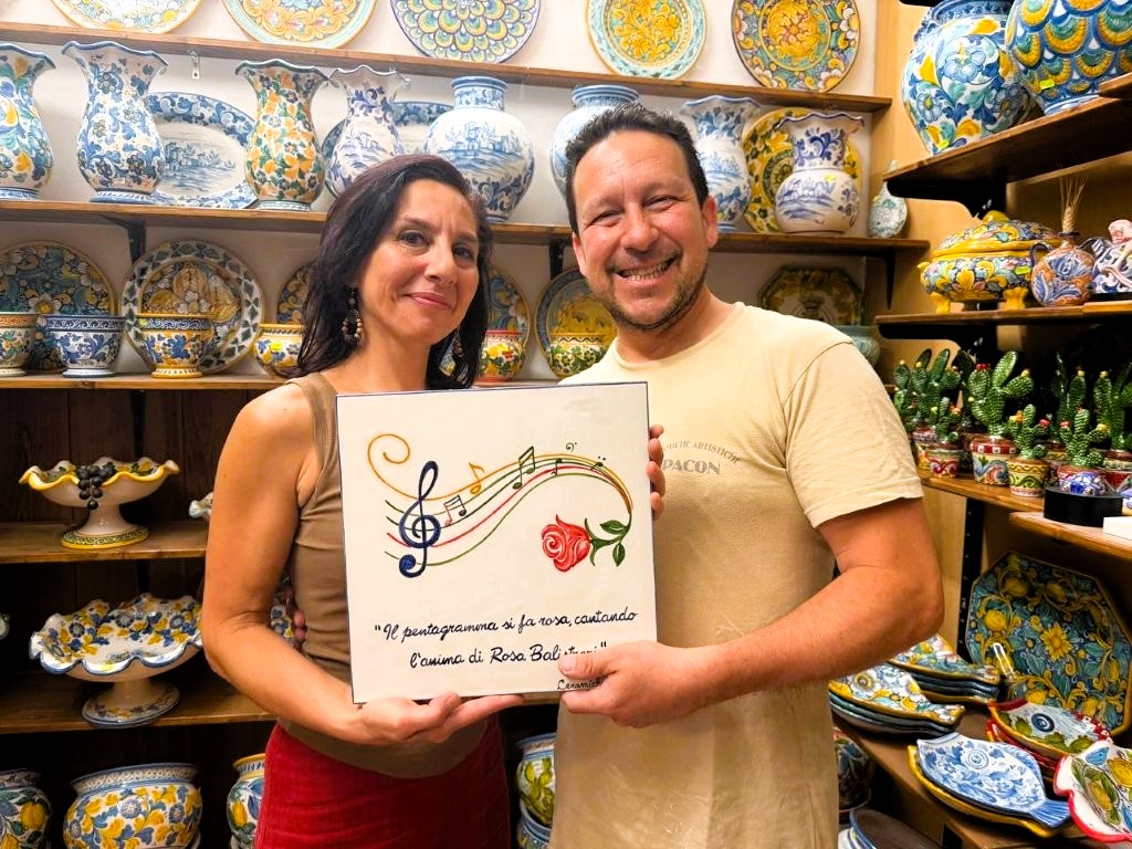 Francesco e Tania, ceramica Pacon, tra gli artisti che hanno contribuito al parco d'arte