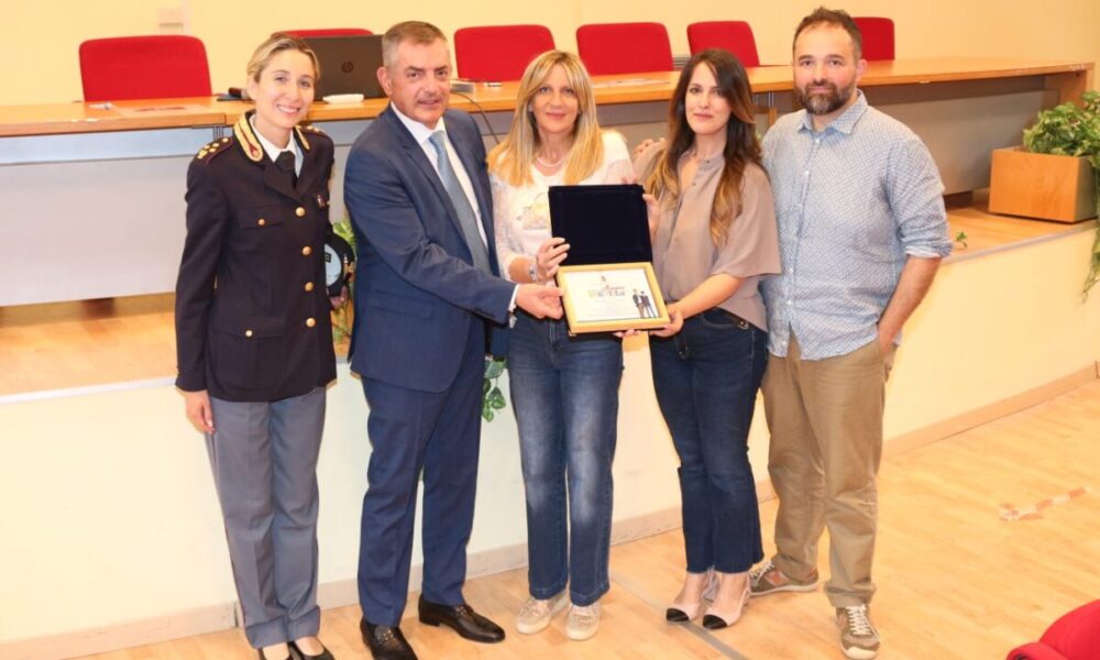 TERAMO, LA POLIZIA DI STATO PREMIA L'ALESSANDRINI-MARINO PER IL VIDEO SULLA VIOLENZA DI GENERE 160 TERAMO, LA POLIZIA DI STATO PREMIA L'ALESSANDRINI-MARINO PER IL VIDEO SULLA VIOLENZA DI GENERE