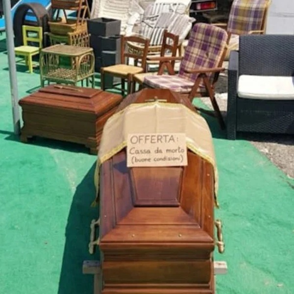 Avezzano - Venditore ambulante di oggetti per la casa, questa mattina ha sponsorizzato una super offerta"Cassa da Morto in buone Condizioni "