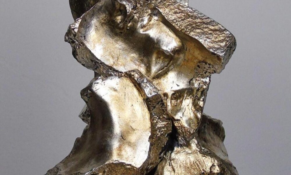 Ado Brandimarte, Elevazione, 2022, gesso alabastrino e foglia argento patinata, cm 36 X 25 x 20