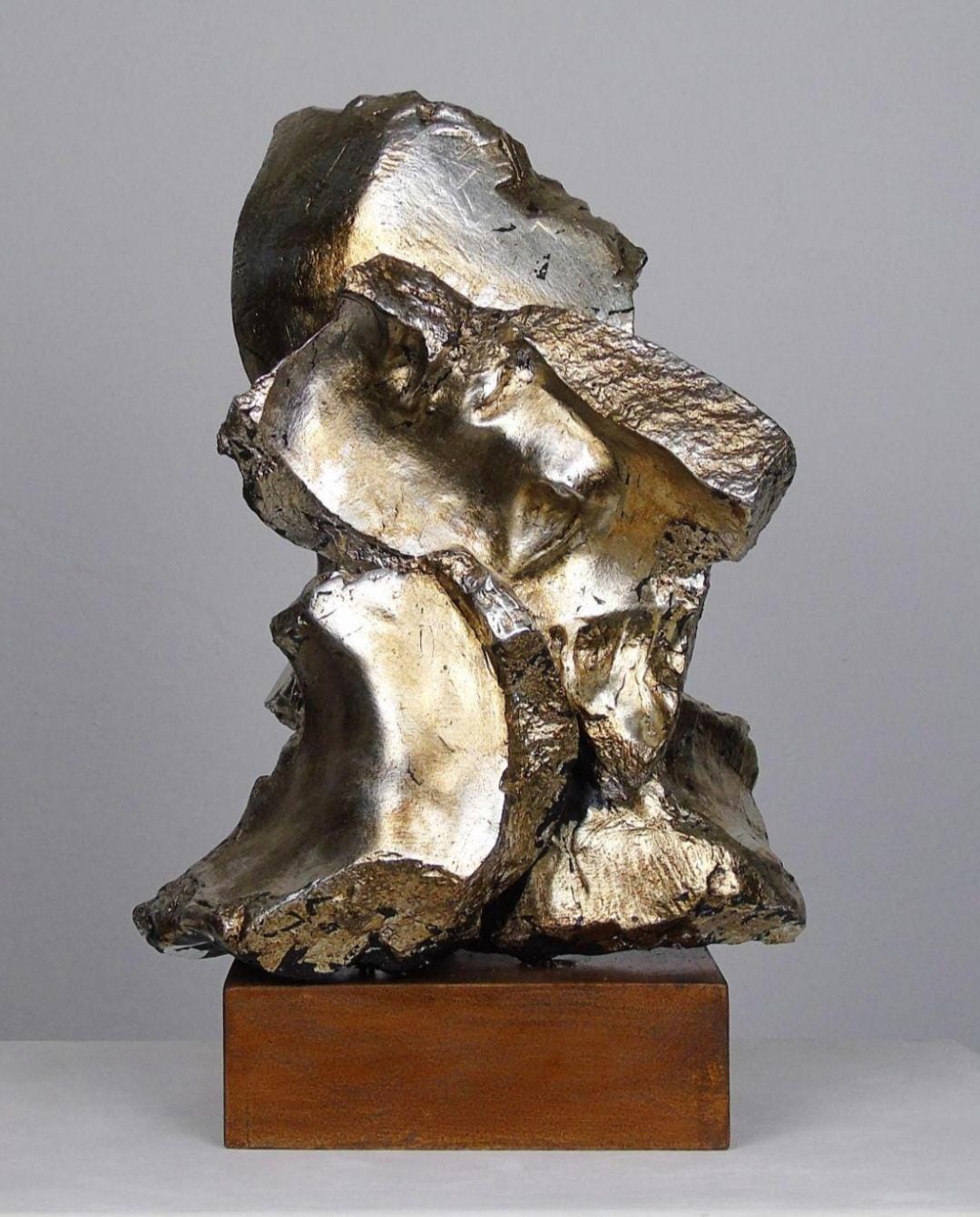 Ado Brandimarte, Elevazione, 2022, gesso alabastrino e foglia argento patinata, cm 36 X 25 x 20