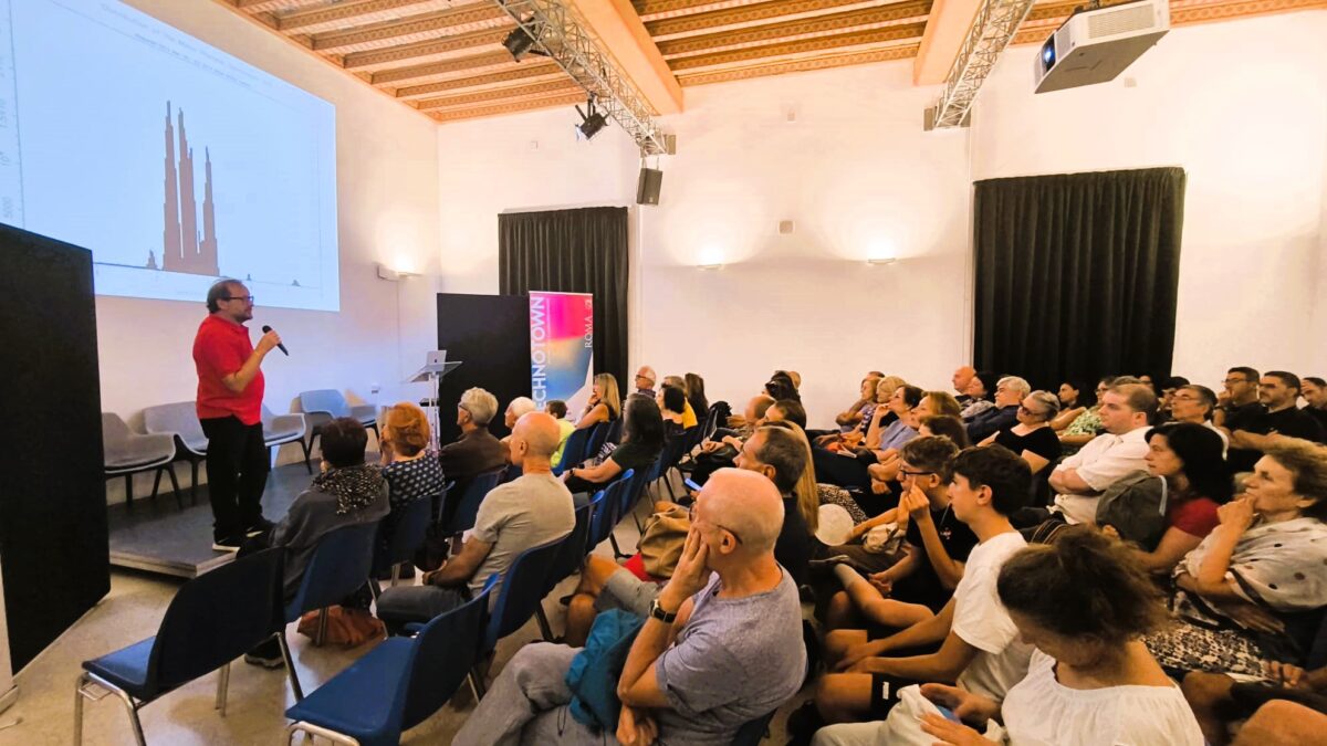 Aperitivi scientifici - Gianluca Masi in sala teatro