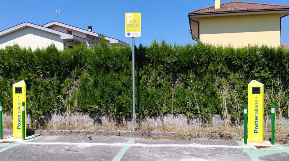 Colonnine di ricarica in una sede di Poste Italiane