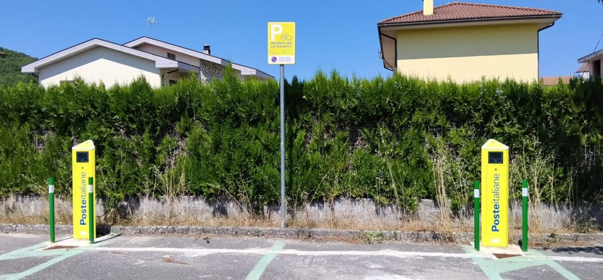 Colonnine di ricarica in una sede di Poste Italiane