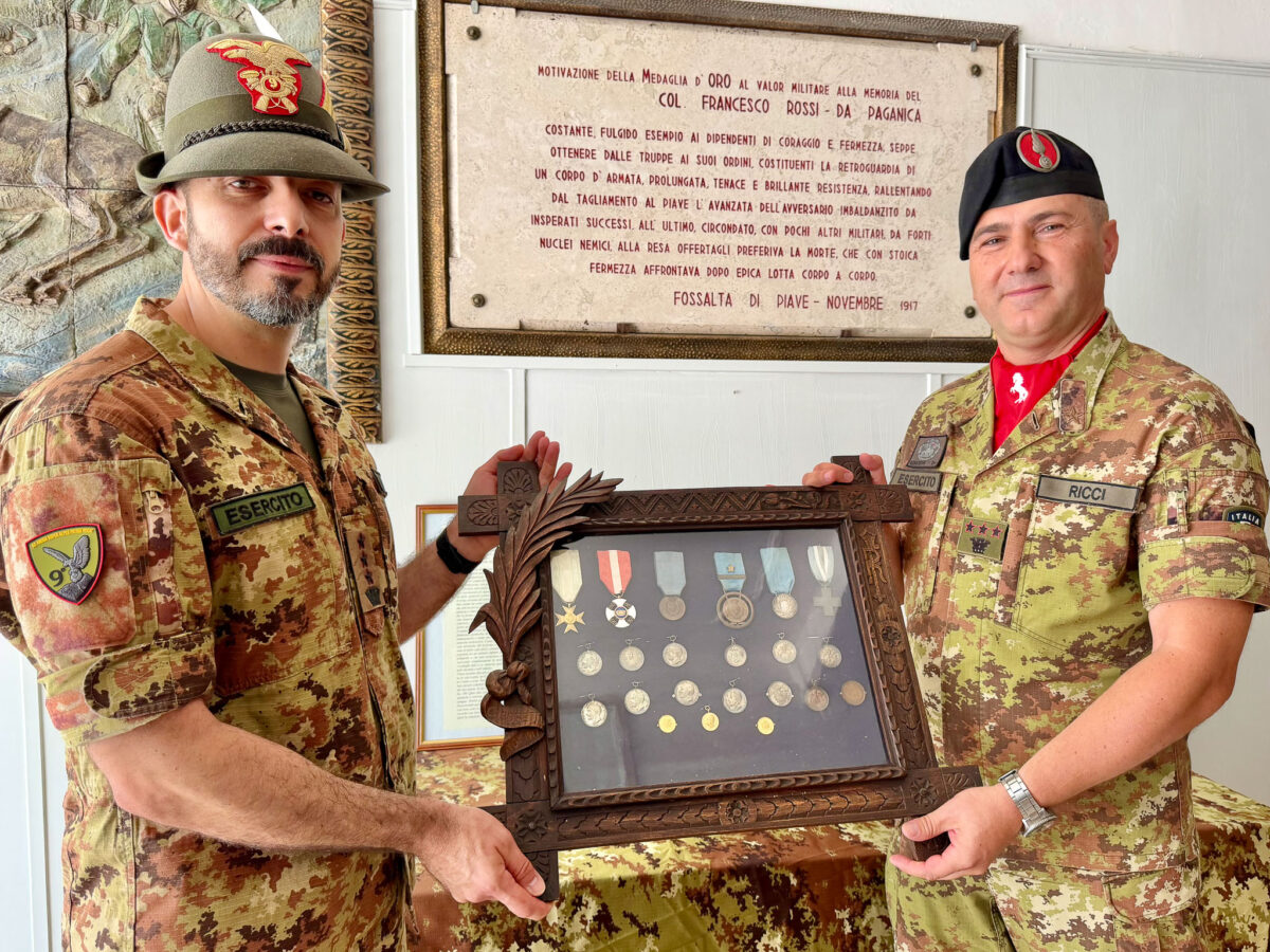 IL COL MARIO DANGELO, CTE DEL NONO ALPINI CONSEGNA DELLA SCIABOLA DEL COLONNELLO ROSSI AL COLONNELLO RICCI, CTE D