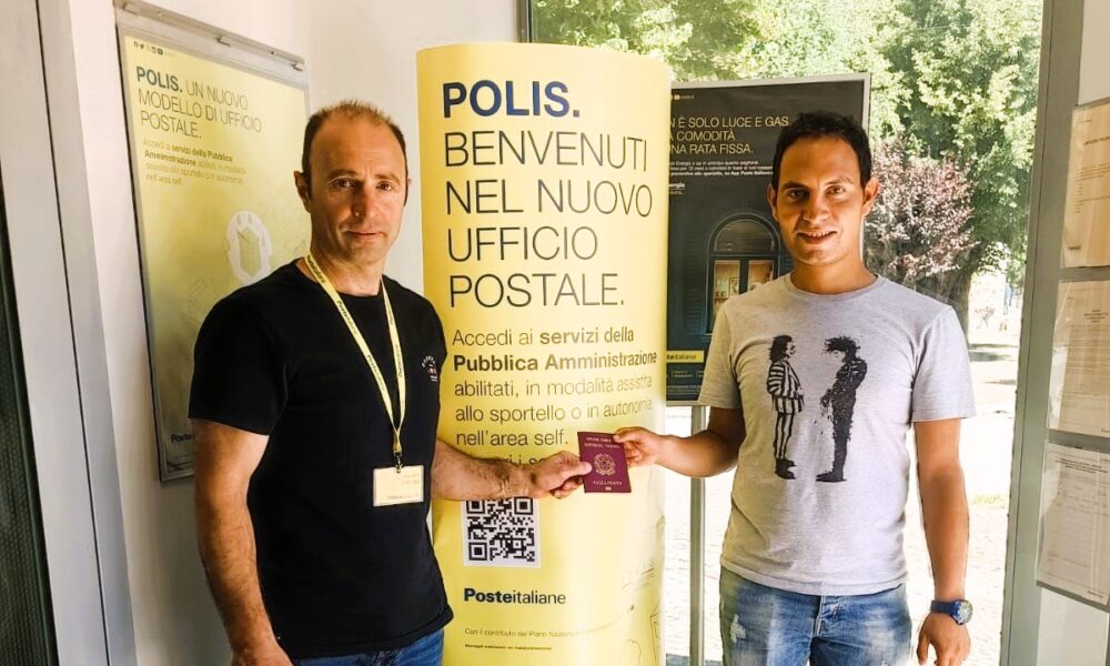 Riccardo DAddario ha richiesto il passaporto numero mille nellufficio postale di Pescasseroli