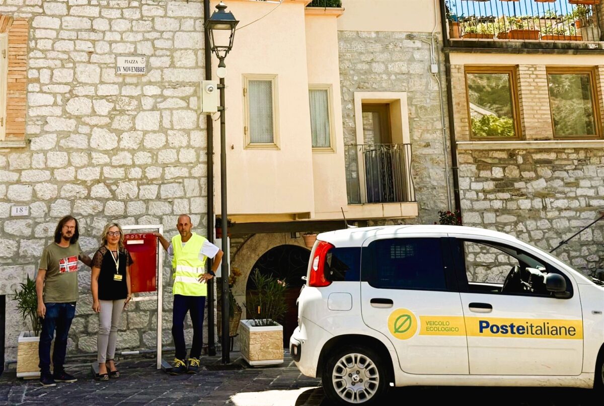 Un momento della consegna della cassetta al sindaco di Fallo_2 (1539 x 1035)