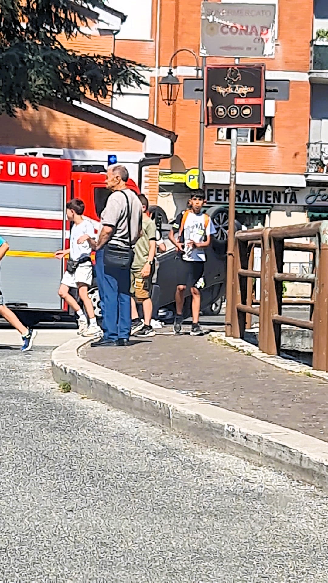 Carsoli, grave incidente in via Mameli: auto si ribalta all'incrocio dell'ufficio postale, bloccata la circolazione 48 Vigili del Fuoco, Carsoli