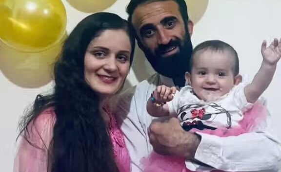 Fiori rossi sulla tomba dell’amore: la storia di Shahpar, che ha perso moglie e figlia in un tragico incidente