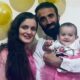 Fiori rossi sulla tomba dell’amore: la storia di Shahpar, che ha perso moglie e figlia in un tragico incidente