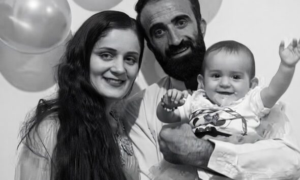 Fiori rossi sulla tomba dell’amore: la storia di Shahpar, che ha perso moglie e figlia in un tragico incidente