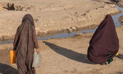 Bambini n fila per l'acqua in Afghanistan