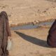 Bambini n fila per l'acqua in Afghanistan