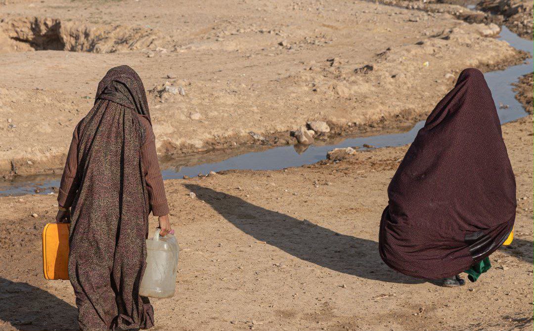 Bambini n fila per l'acqua in Afghanistan