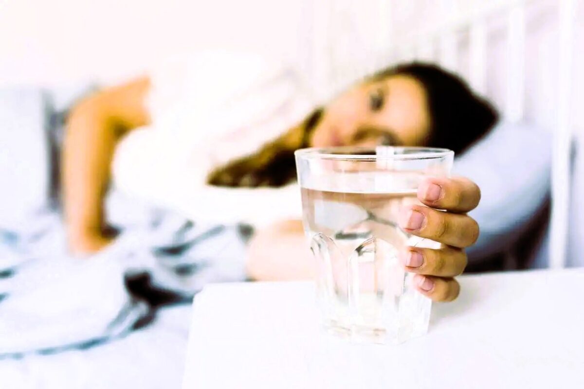 Bicchiere di acqua sul comodino