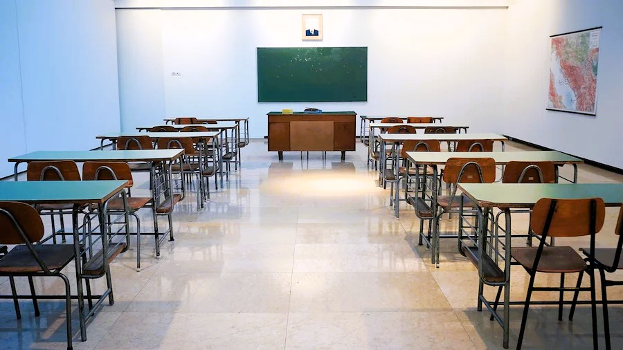 Emergenza educativa: la scuola che crolla e il dramma silenzioso di una generazione prigioniera dei social 46 Scuola,aula