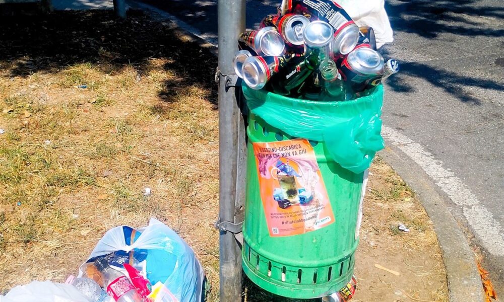 Cesto dei rifiuti strapieno alla stazione di Carnate