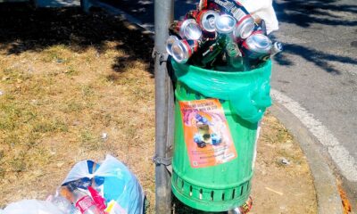 Cesto dei rifiuti strapieno alla stazione di Carnate