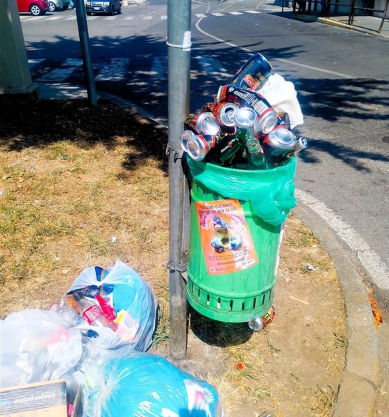 Cesto dei rifiuti strapieno alla stazione di Carnate