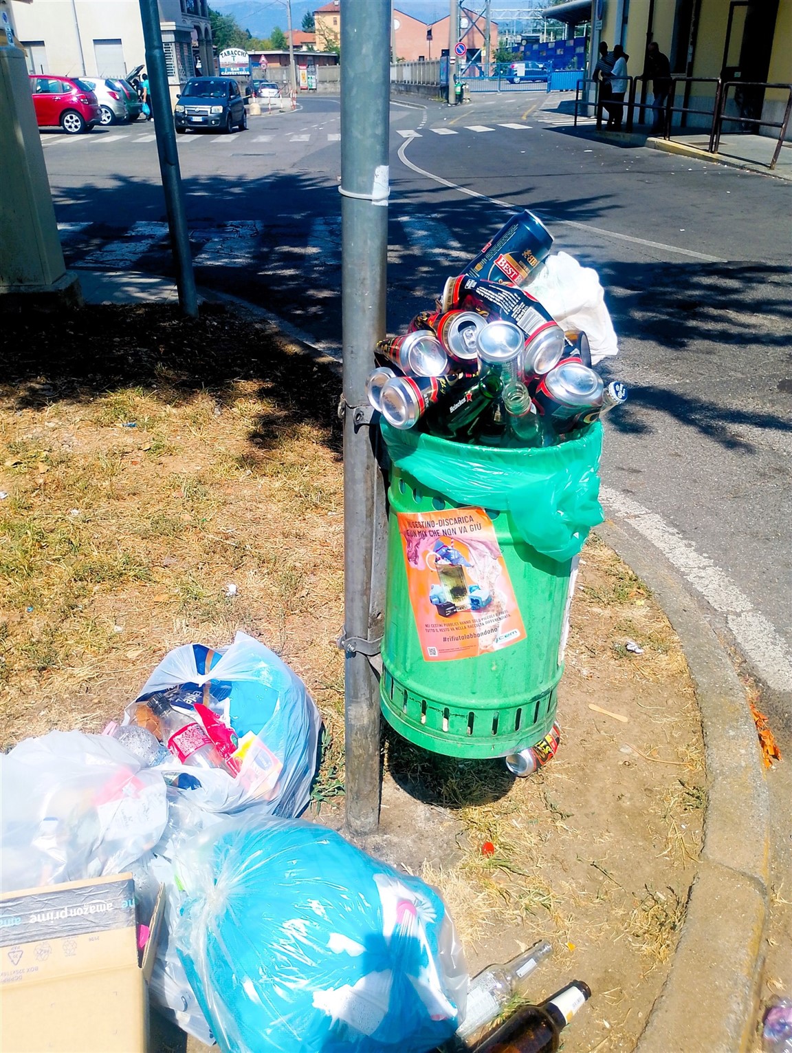 Cesto dei rifiuti strapieno alla stazione di Carnate