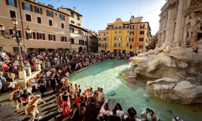 Turisti alla Fontana di Trevi a Roma