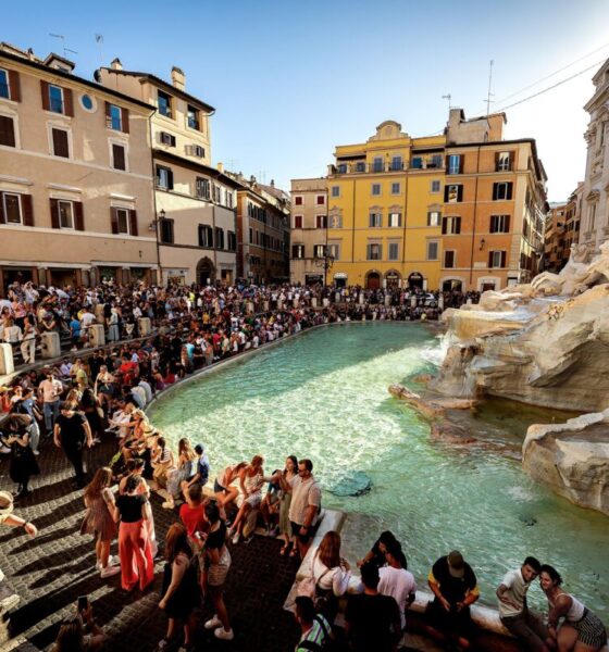 Turisti alla Fontana di Trevi a Roma