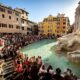 Turisti alla Fontana di Trevi a Roma