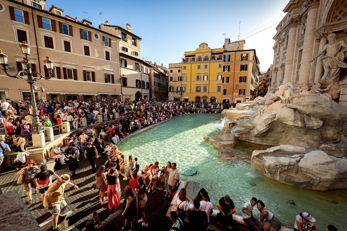 Turisti alla Fontana di Trevi a Roma