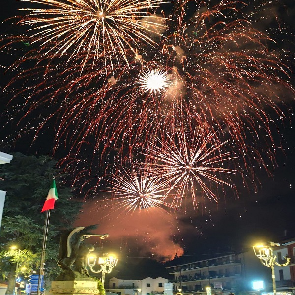 Carsoli - grande encomio al comitato festeggiamenti, che conclude le feste con uno spettacolo pirotecnico Aureo