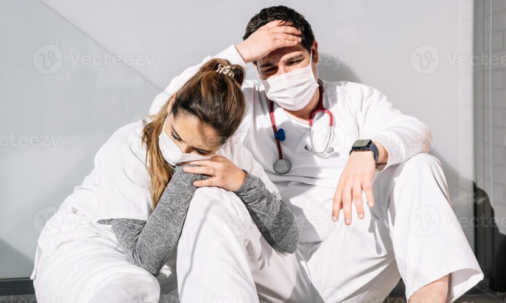 L'incubo dei Pronto Soccorso ad agosto: la sanità al collasso tra pazienti sulle barelle e medici stremati 163 Medici stanchi