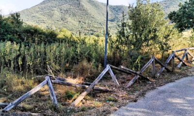 Staccionata di legno divelta a Rocca di Botte