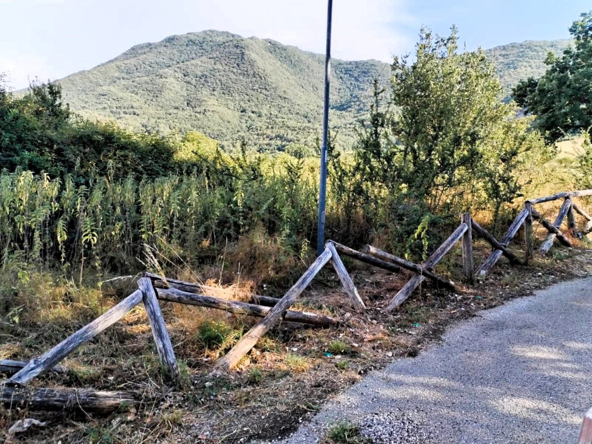 Rocca di Botte, vandali distruggono l'area giochi e sabotano la storica Fonte Pinziriglio. Il Comune dice basta: scatta la denuncia ai Carabinieri, tolleranza zero 46 Staccionata di legno divelta a Rocca di Botte