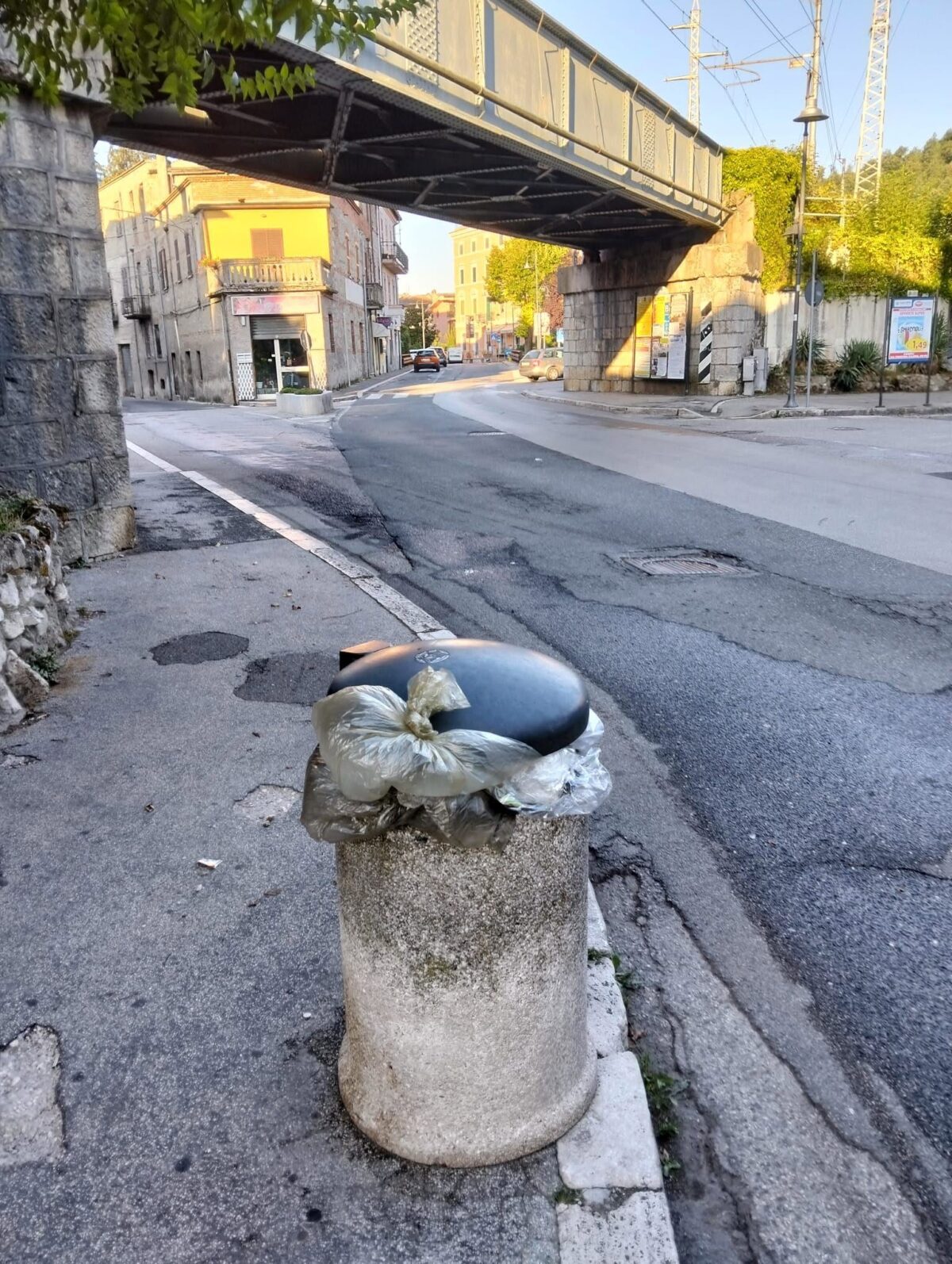 "Basta sporcare casa nostra!": l'ira del Sindaco di Carsoli contro gli incivili dei rifiuti. Denuncia per il fiume inquinato e controlli a tappeto 47 Cassonetto strapieno di Immondizia a Carsoli