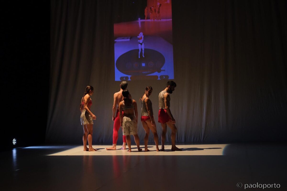 L'arte totale che guarisce le solitudini tra i vicoli della ricostruzione: a L'Aquila il festival Human Dance rimette l'uomo al centro del futuro 46 ASSOCIAZIONE-CULTURALE-GRUPPO-E-MOTION-ETS-1-RESOUNDING-foto_spettacolo-ph-Paolo-Porto-DSCF2616