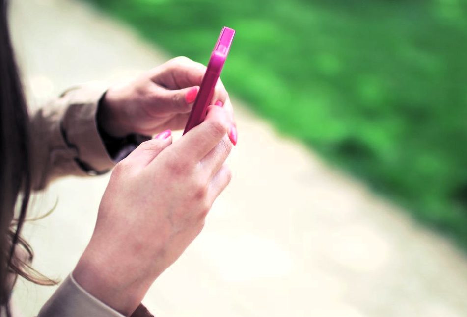 Allarme smartphone e social: lo studio shock che svela i danni a scuola. "Genitori, è ora di dire no" 46 smartphone