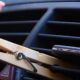 molletta da bucato alle bocchette dell'aria in auto