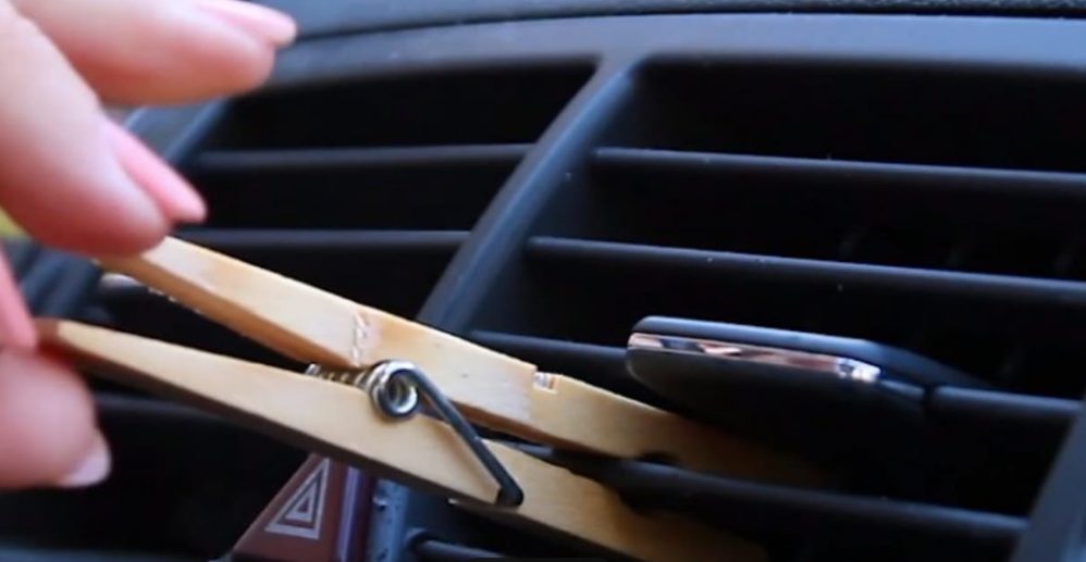 molletta da bucato alle bocchette dell'aria in auto