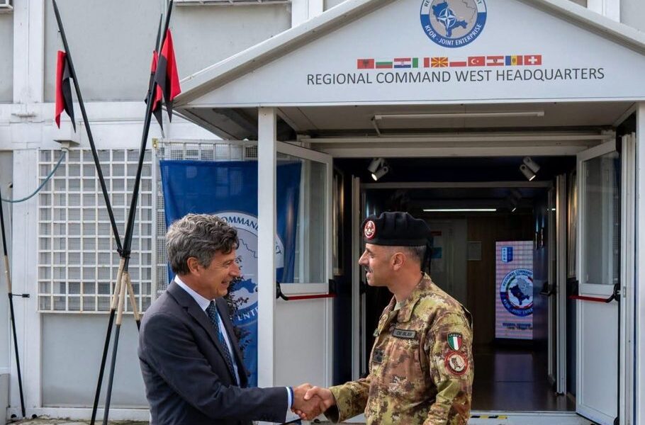 Il Colonnello dell' Esercito Italiano Giuseppe De Blasi e Sig.Cristiano Barale Direttore del Centro Regionale OSCE al Camp Village Italia a Peje
