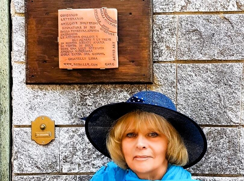 Lidia Chiarelli - with her poem on a clay tile