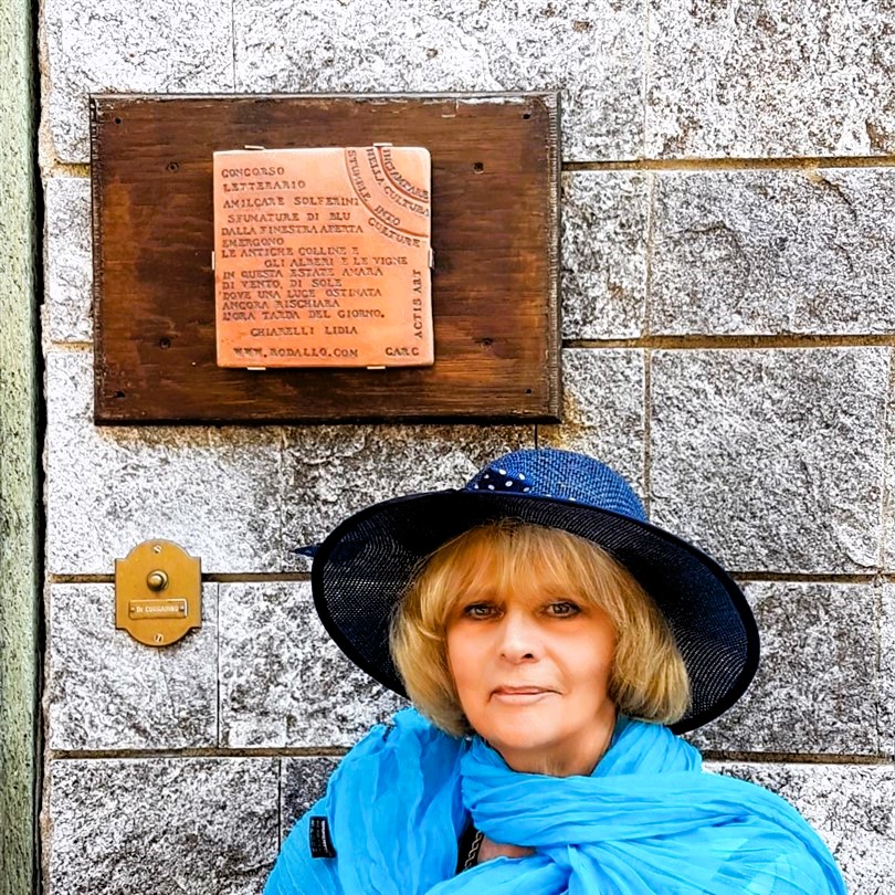 Lidia Chiarelli - with her poem on a clay tile