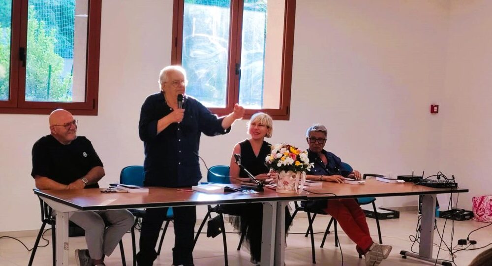 L'ironia, gli amici veri e una sala gremita: il professor Nino Sorgi presenta il suo geniale "A spasso con i dinosauri" 175 Nino Sorgi
