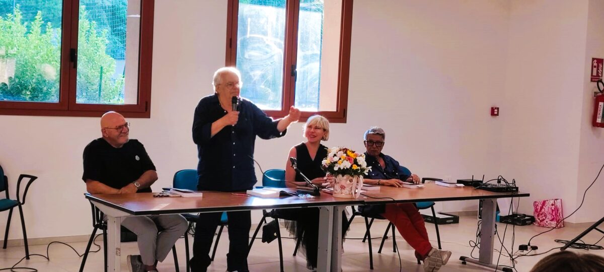 L'ironia, gli amici veri e una sala gremita: il professor Nino Sorgi presenta il suo geniale "A spasso con i dinosauri" 46 Nino Sorgi