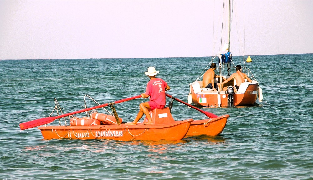 Tragedia in mare a Marina di Andora: bagnino eroe salva una donna e muore tra le onde per cercare di soccorrere il marito 157 Bagnino